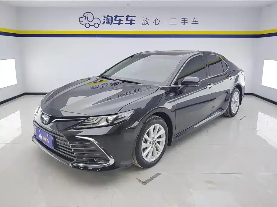Toyota Camry — фото 1