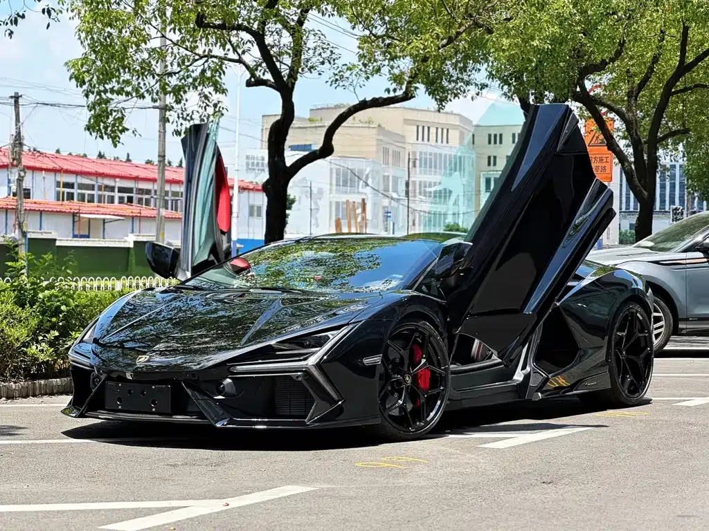 Lamborghini Revuelto — фото 1
