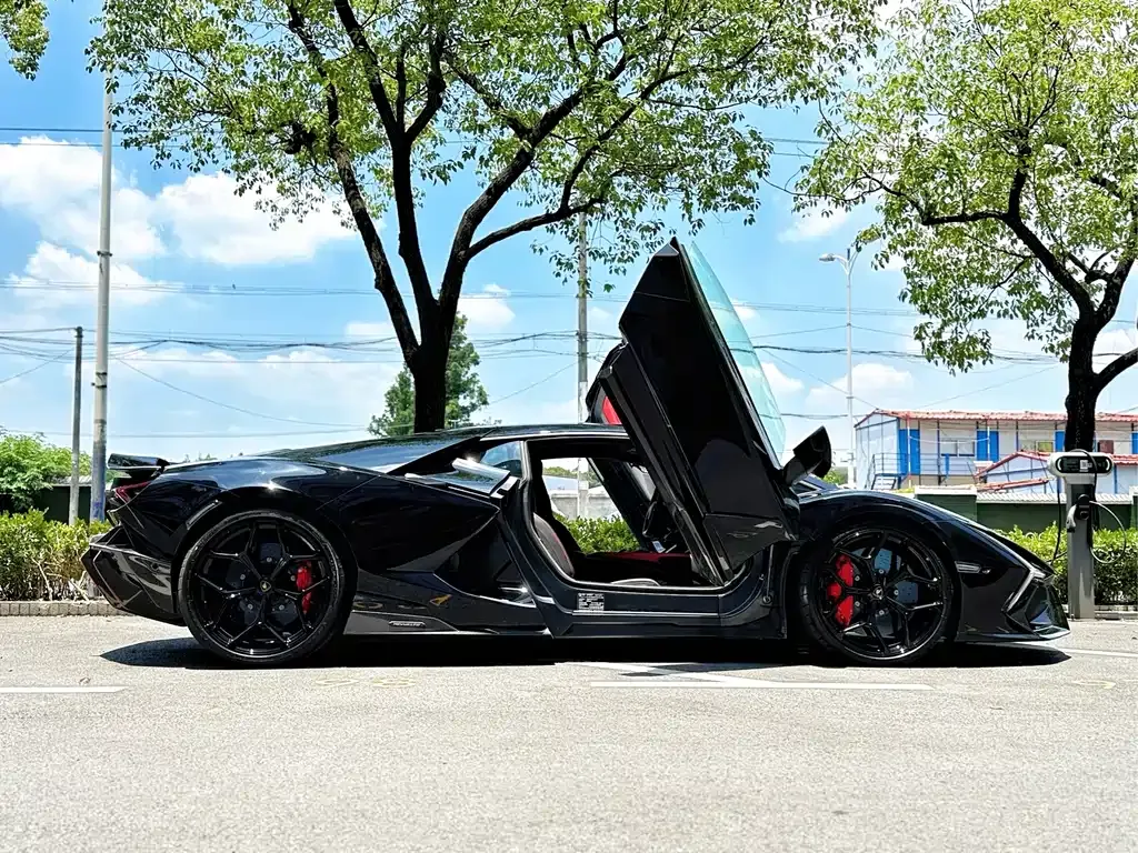 Lamborghini Revuelto — фото 10