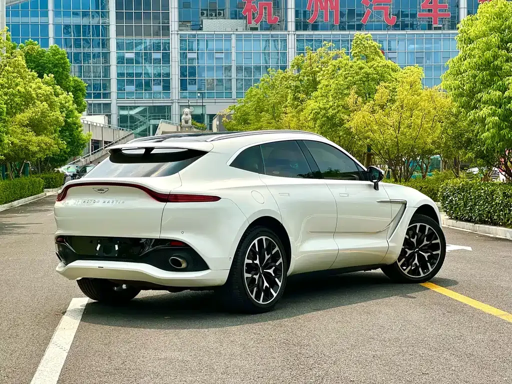 Aston Martin DBX — фото 8