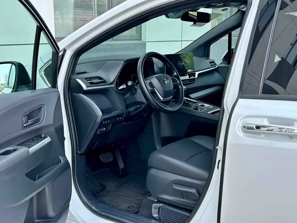 Toyota Granvia — фото 4