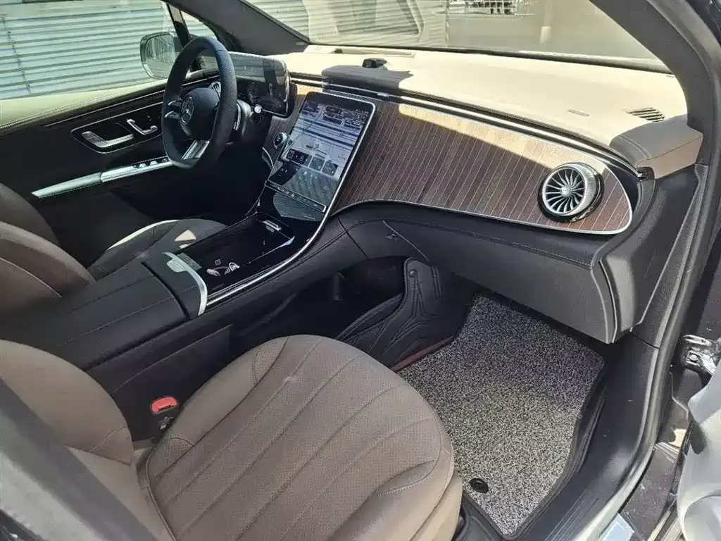 Mercedes-Benz EQE SUV — фото 4