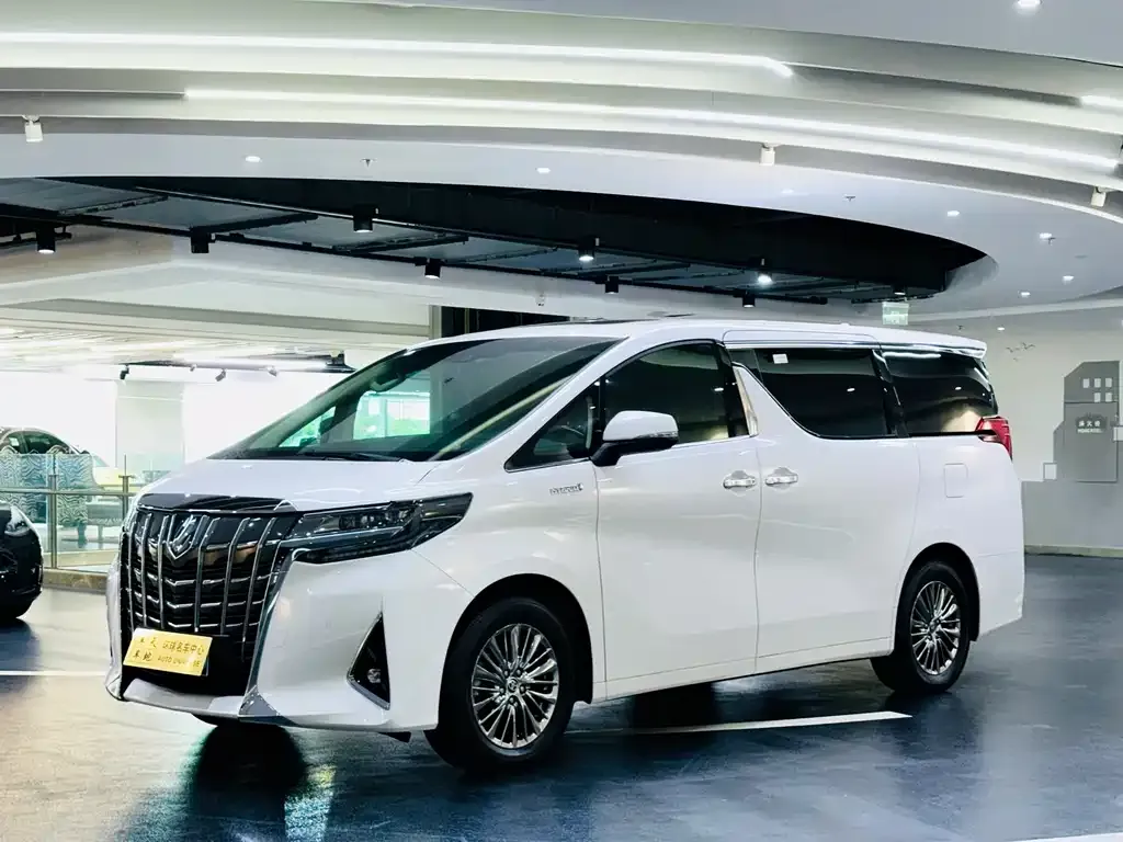 Toyota Alphard — фото 1