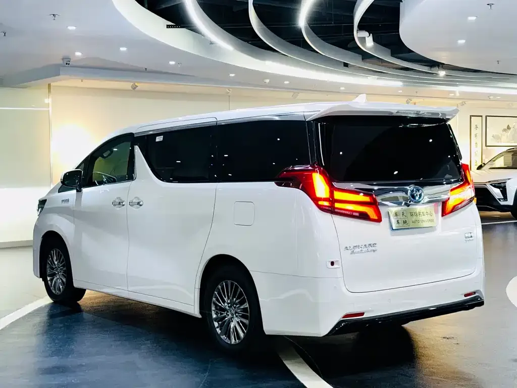 Toyota Alphard — фото 4