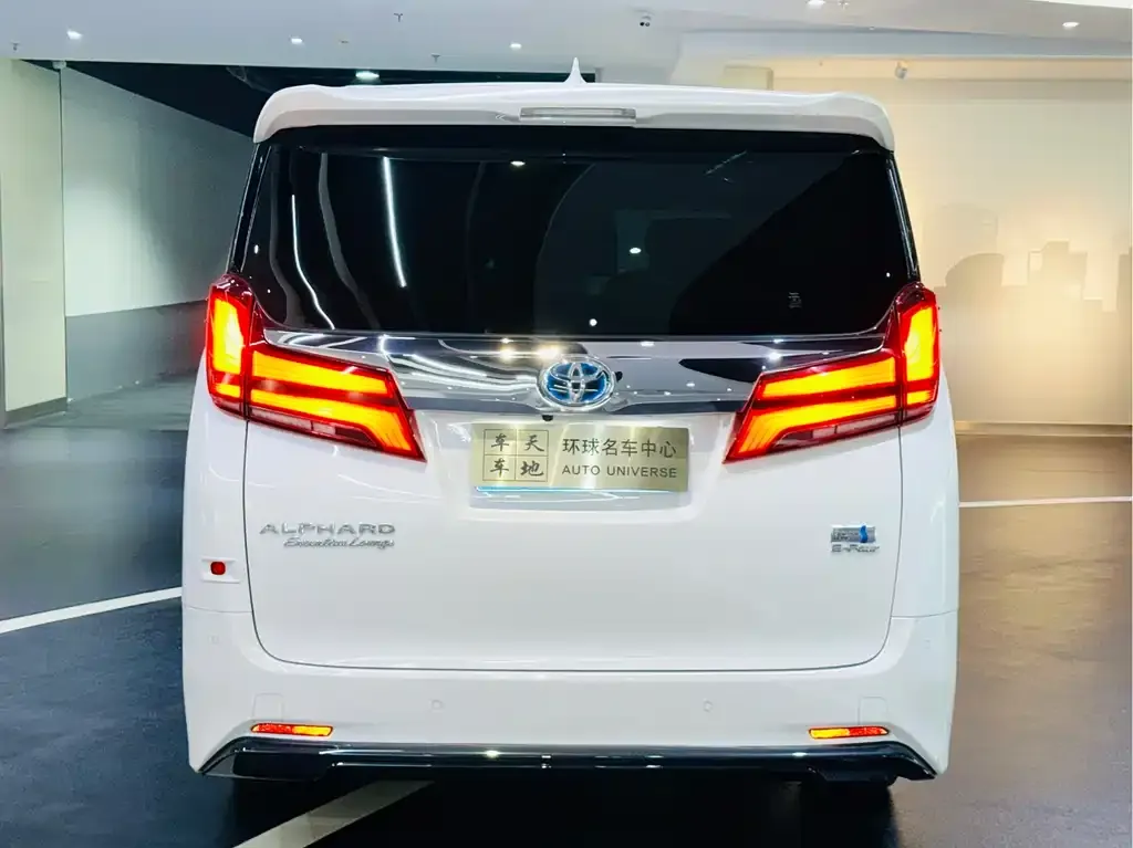 Toyota Alphard — фото 2