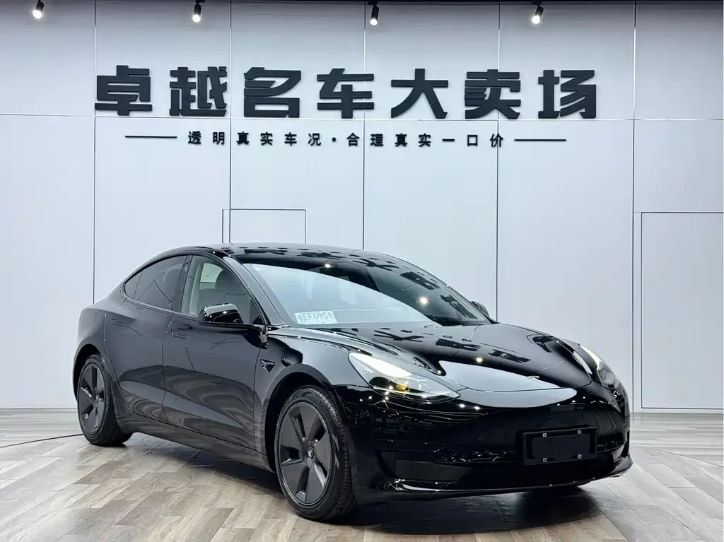 Tesla Model 3 — фото 1