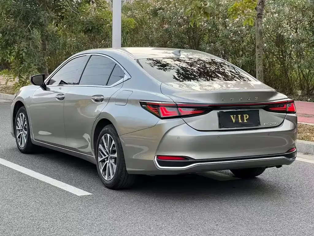 Lexus ES — фото 10