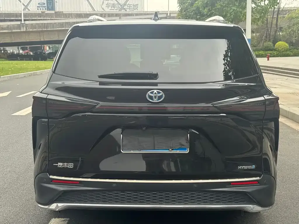 Toyota Granvia — фото 3
