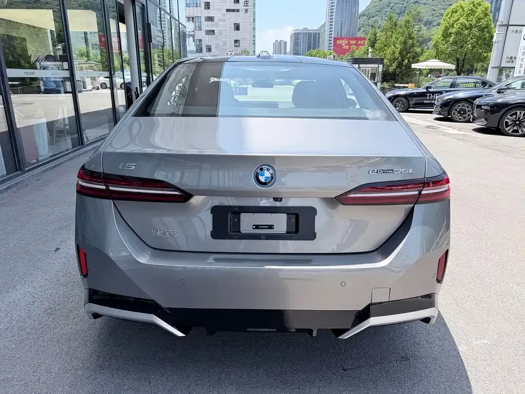 BMW i5 — фото 7