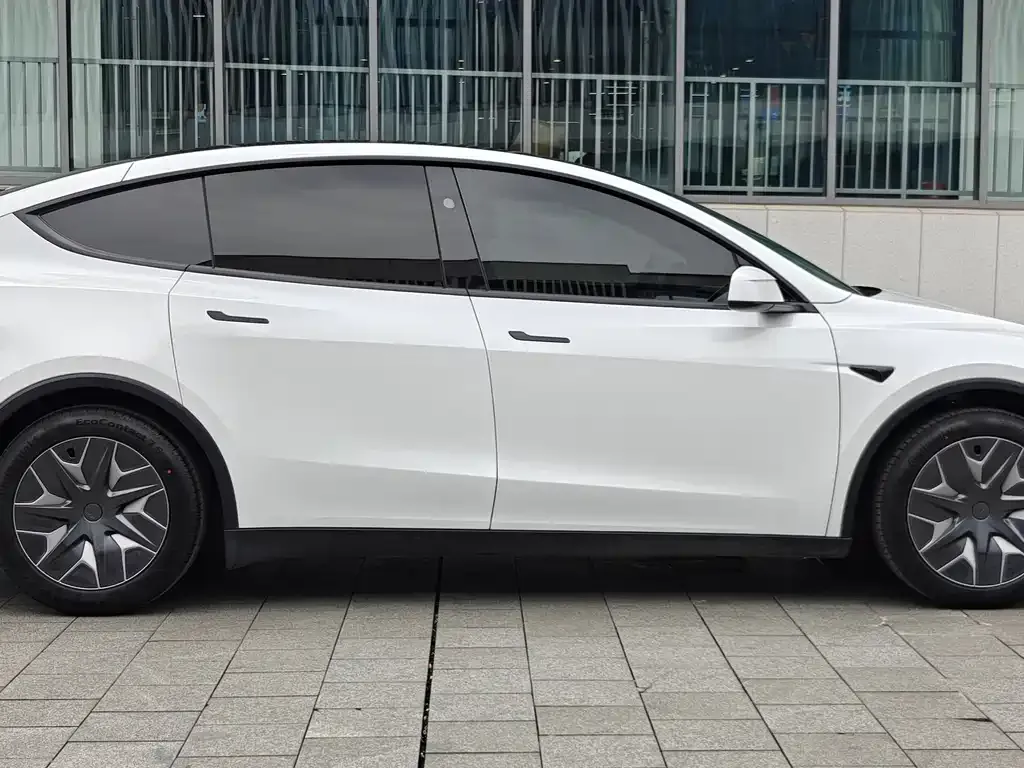 Tesla Model Y L — фото 10
