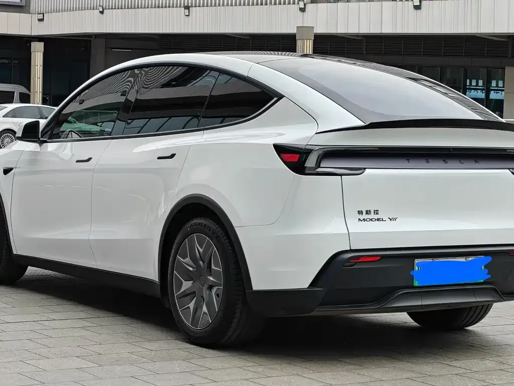 Tesla Model Y L — фото 4
