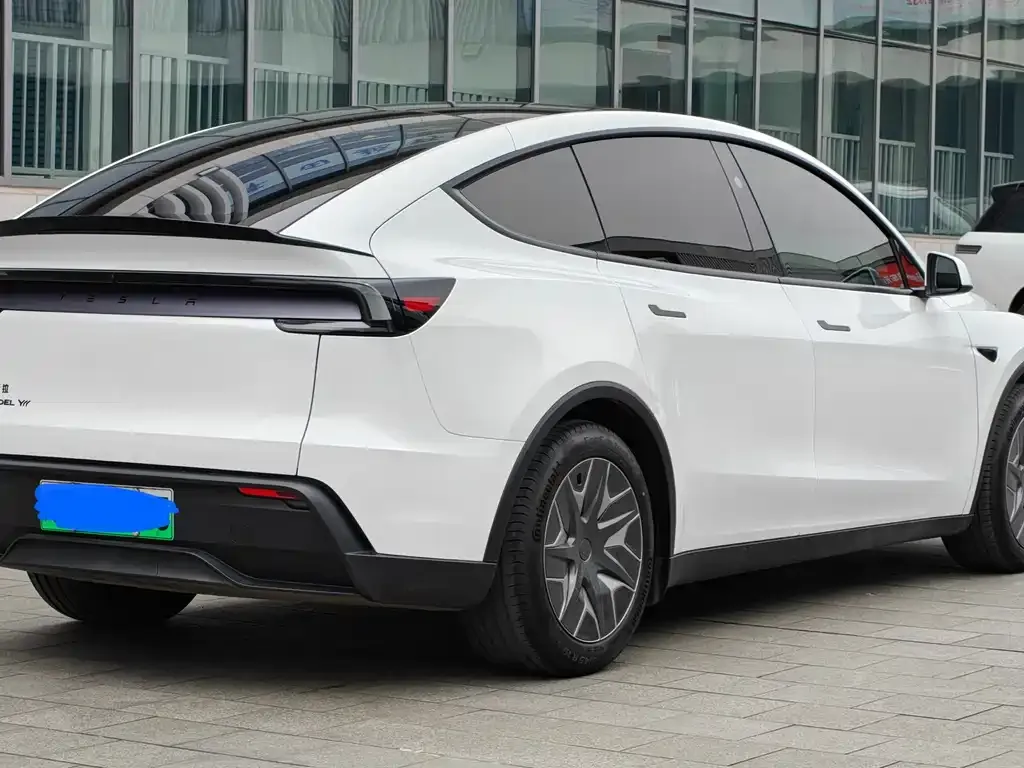 Tesla Model Y L — фото 9