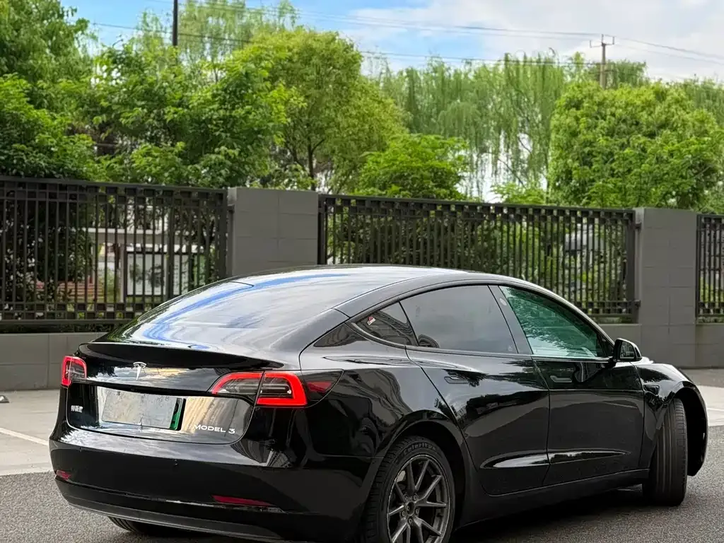 Tesla Model 3 — фото 7
