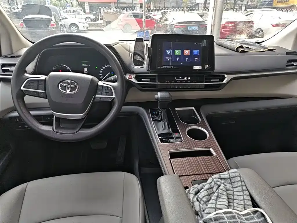 Toyota Granvia — фото 2