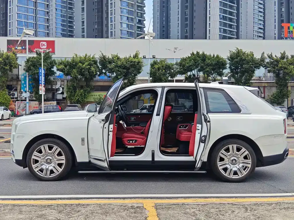 Rolls-Royce Cullinan — фото 9