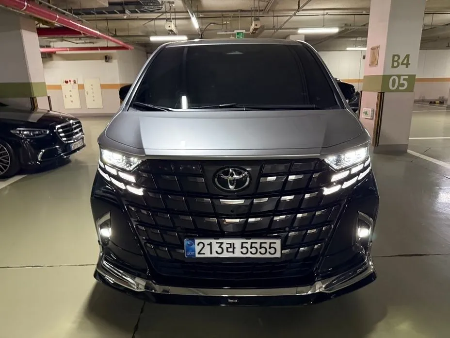 Toyota Alphard — фото 1