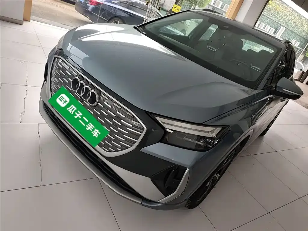 Audi Q4 e-tron — фото 1
