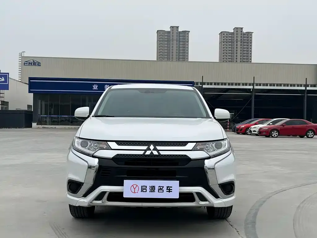 Mitsubishi Outlander — фото 9
