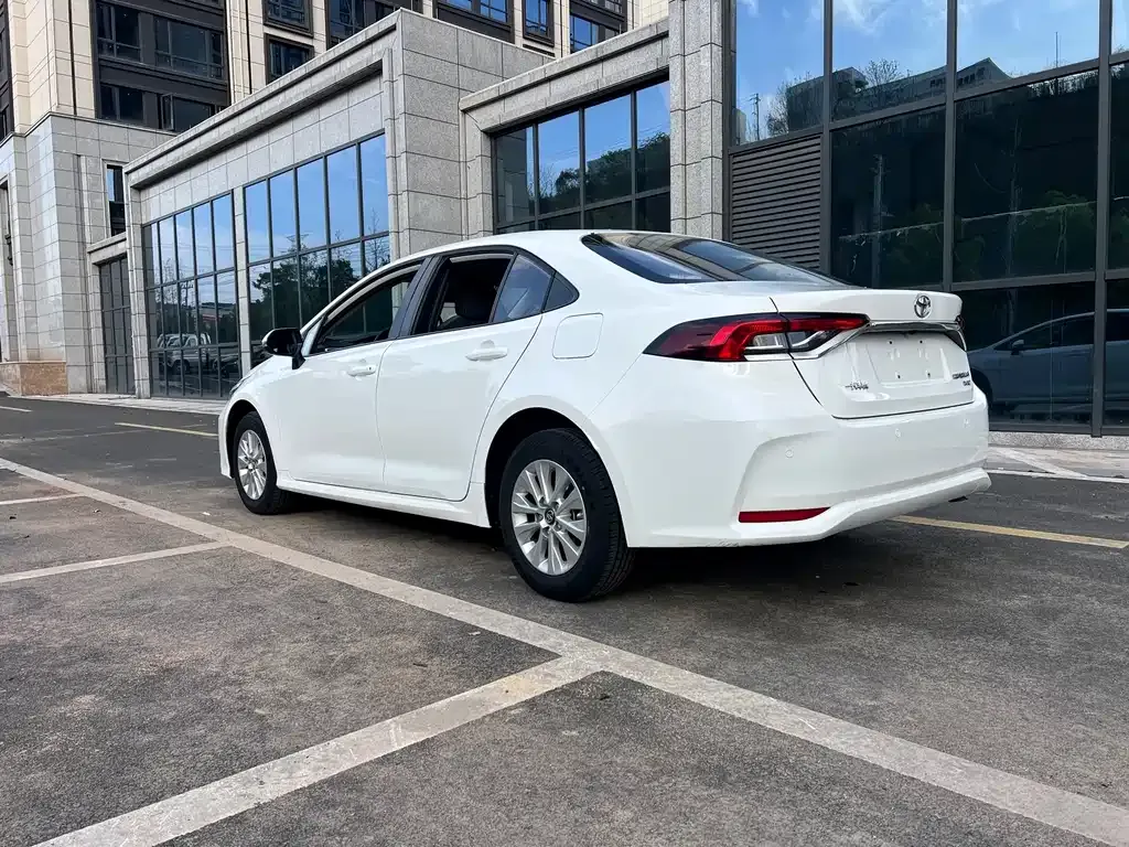 Toyota Corolla — фото 9