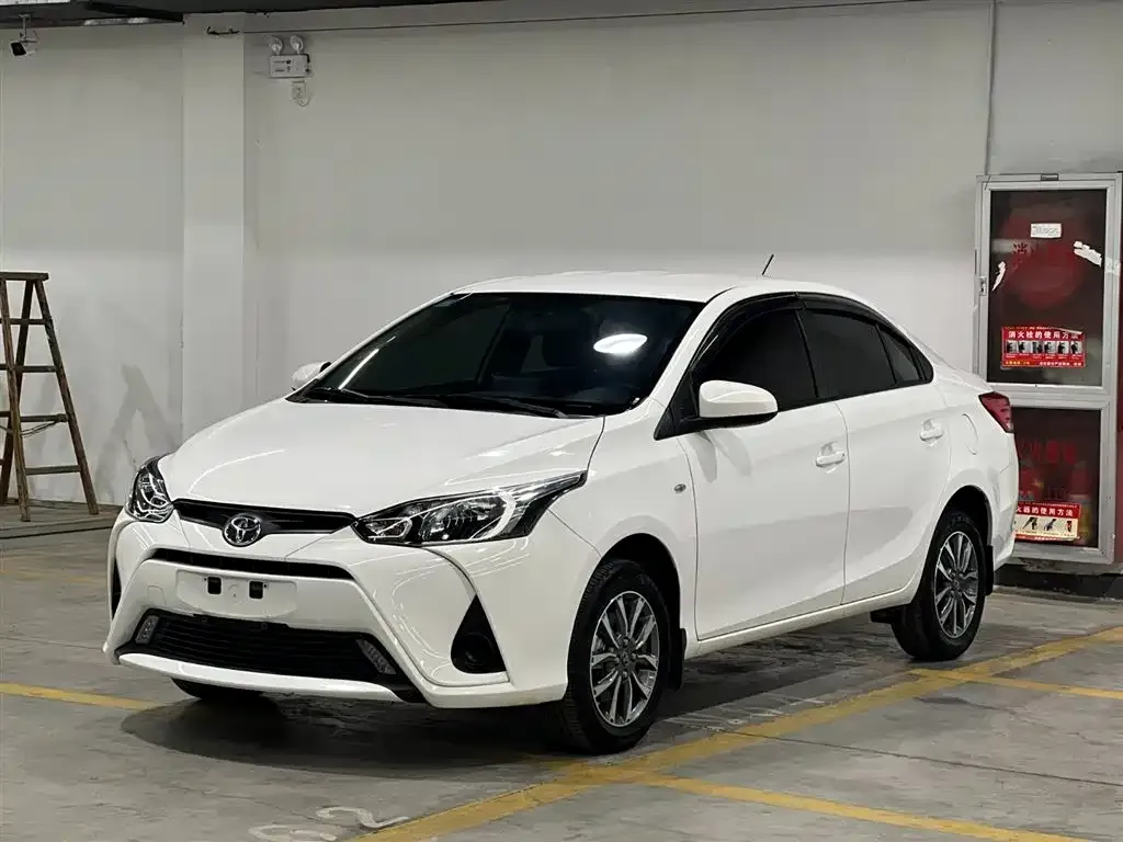 Toyota Yaris L — фото 1