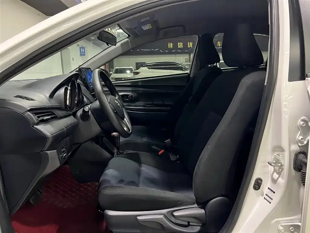 Toyota Yaris L — фото 4