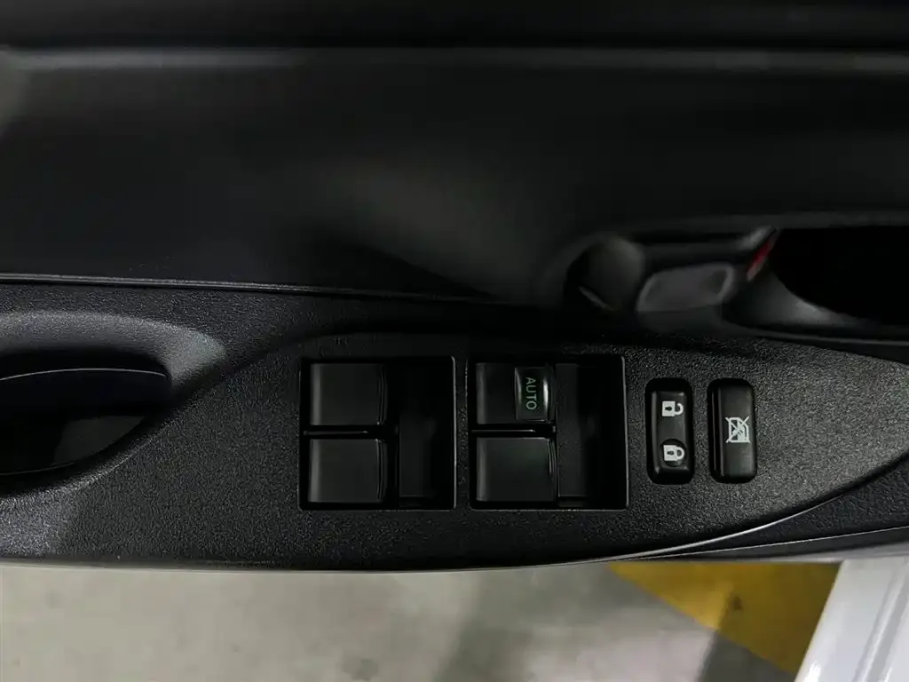 Toyota Yaris L — фото 10