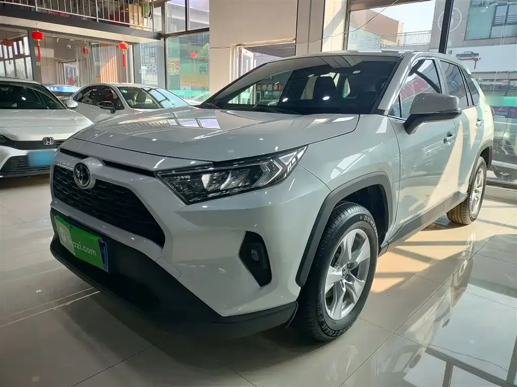 Toyota RAV4 — фото 1