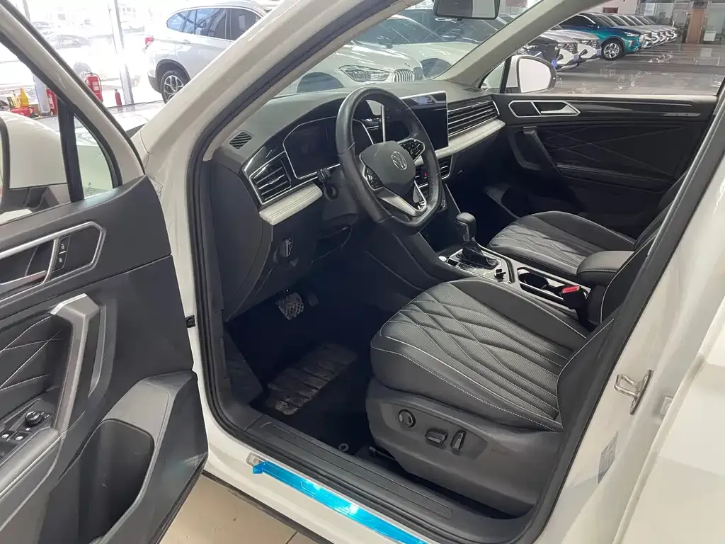 Volkswagen Tiguan L — фото 2