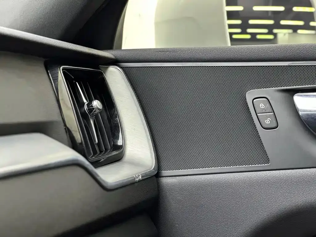 Volvo XC60 — фото 10