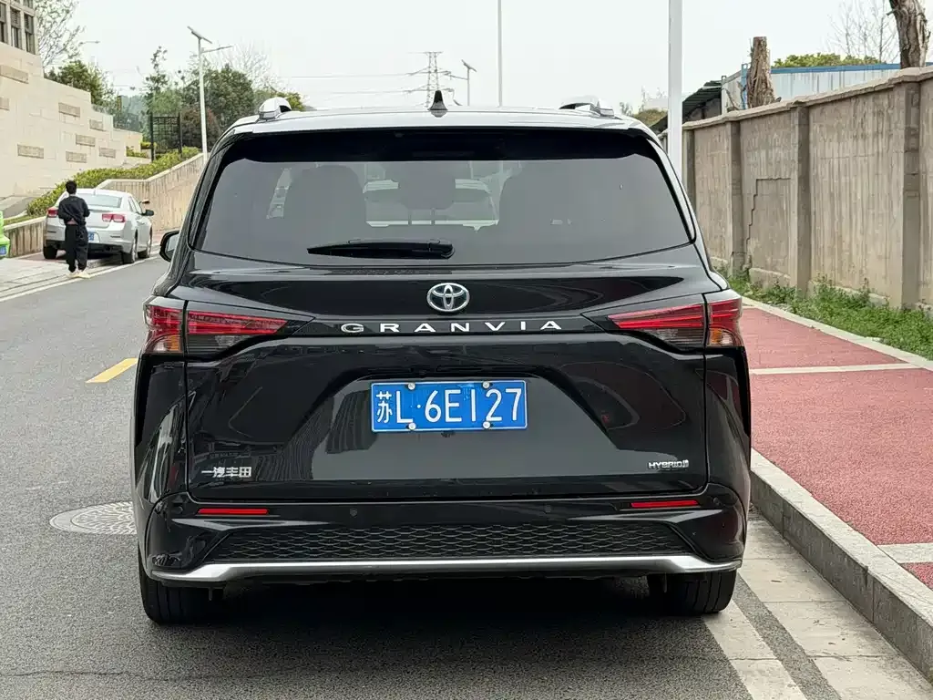 Toyota Granvia — фото 6