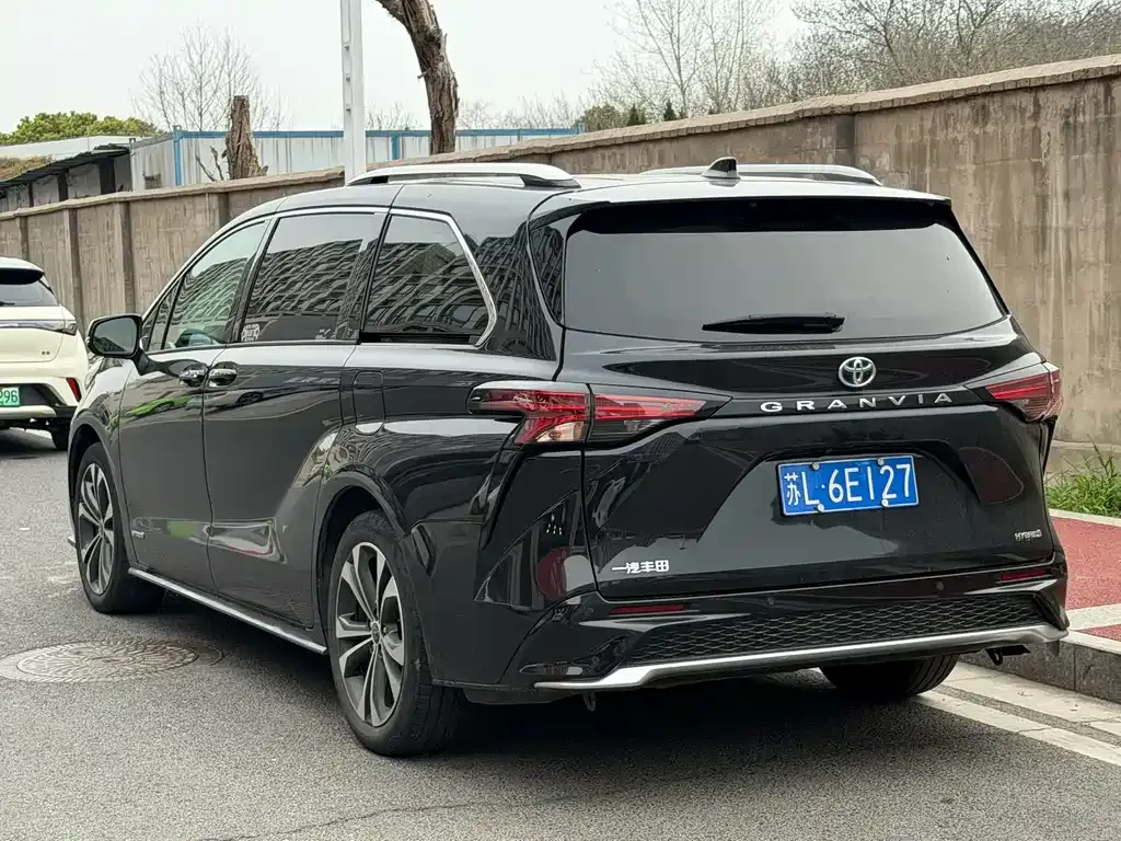 Toyota Granvia — фото 3