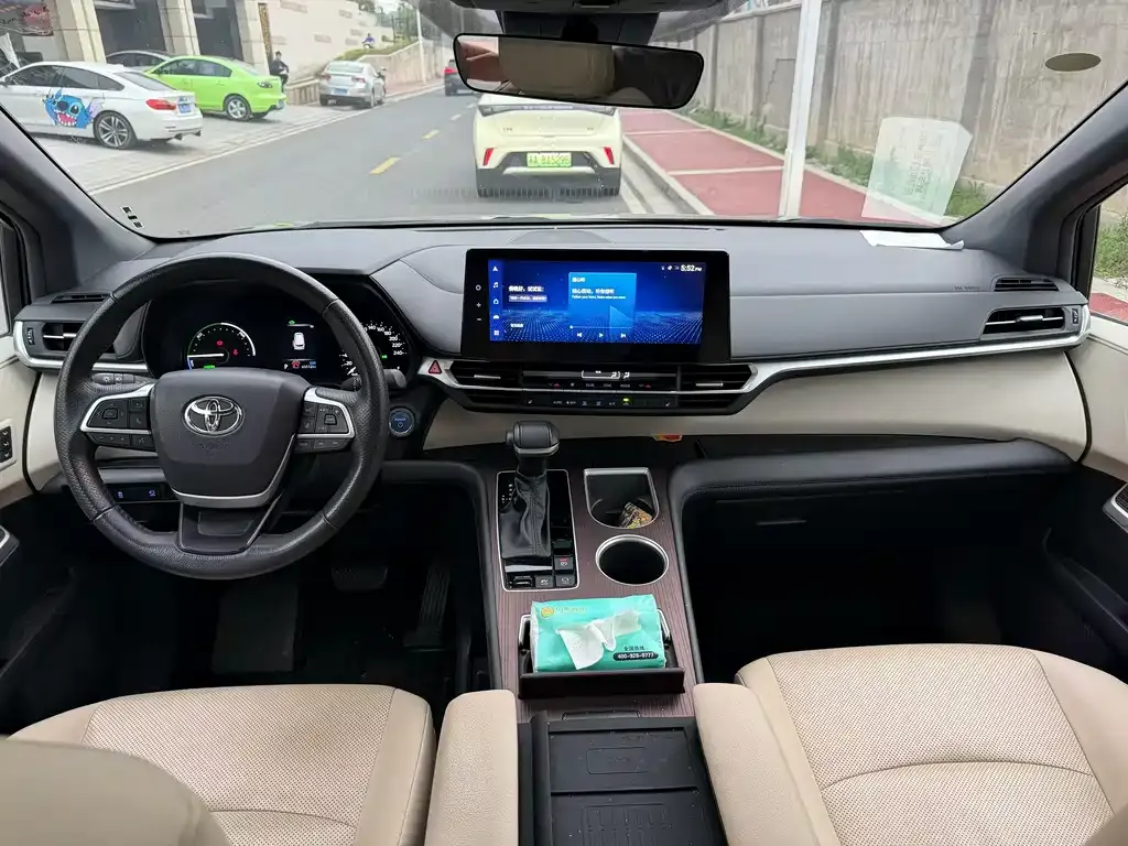 Toyota Granvia — фото 2