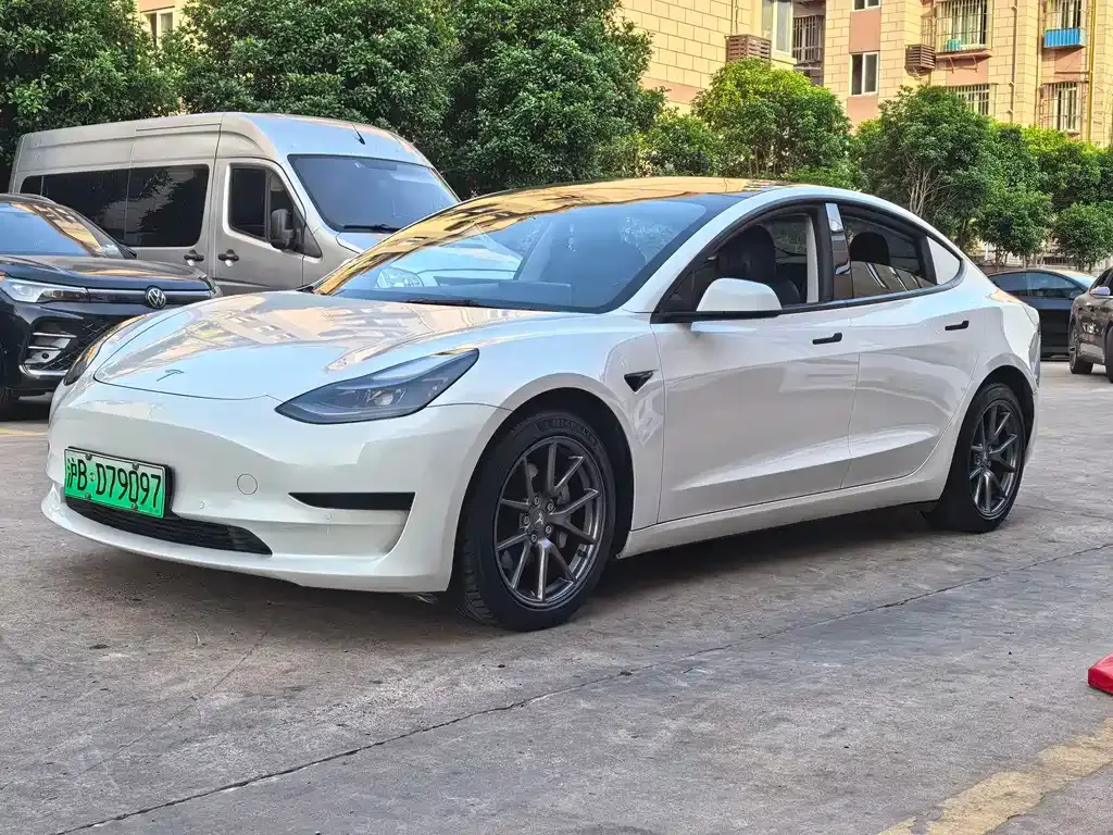 Tesla Model 3 — фото 1