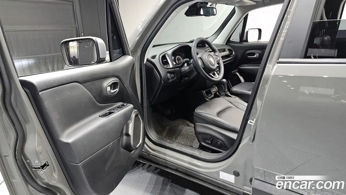 Jeep Renegade — фото 10