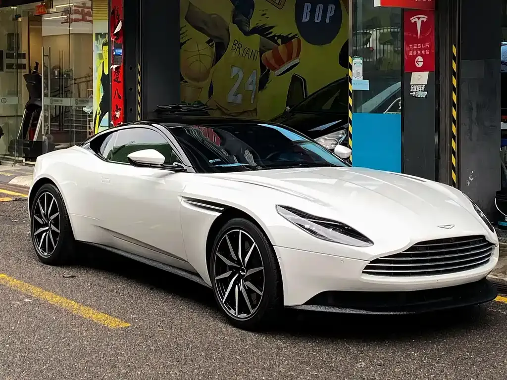 Aston Martin DB11 — фото 1
