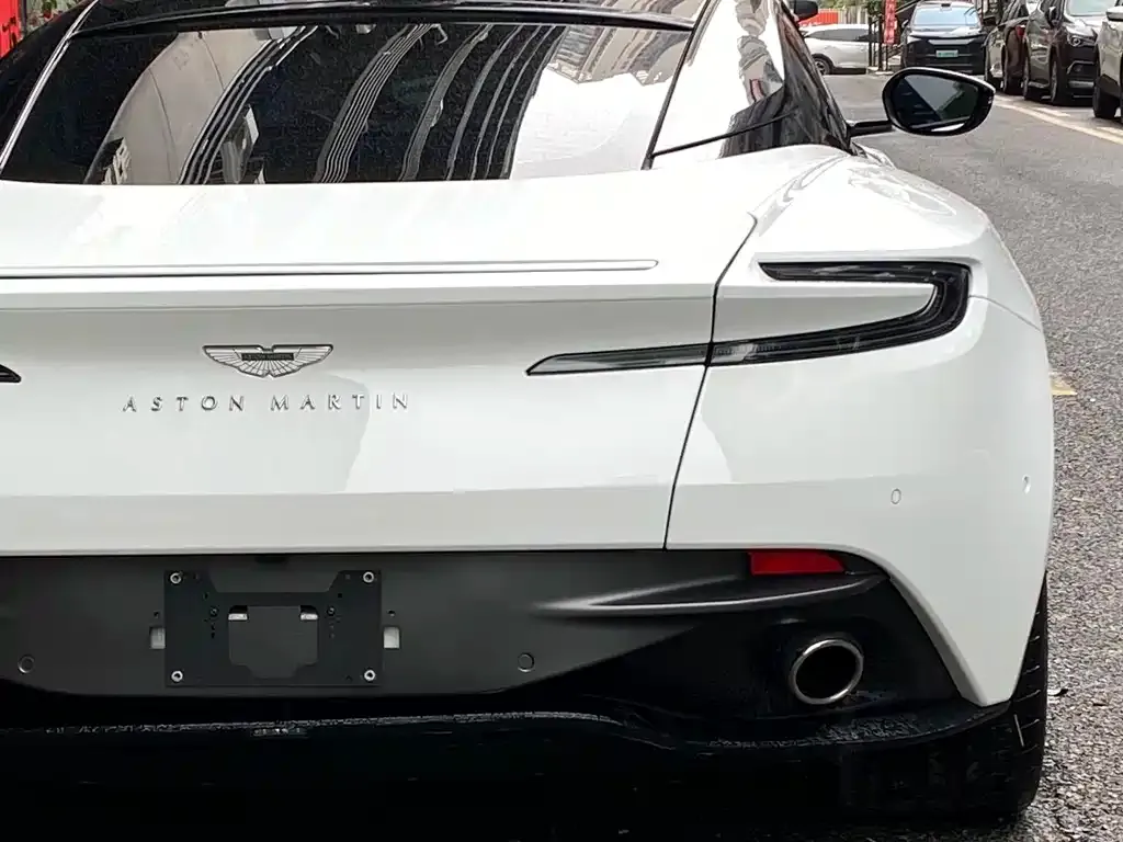 Aston Martin DB11 — фото 4