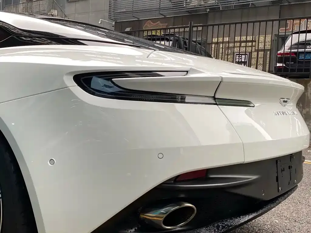 Aston Martin DB11 — фото 2