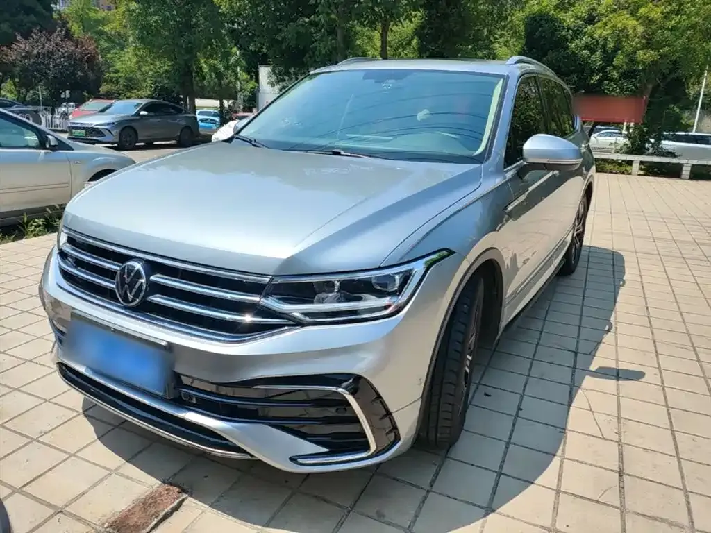 Volkswagen Tiguan L — фото 1