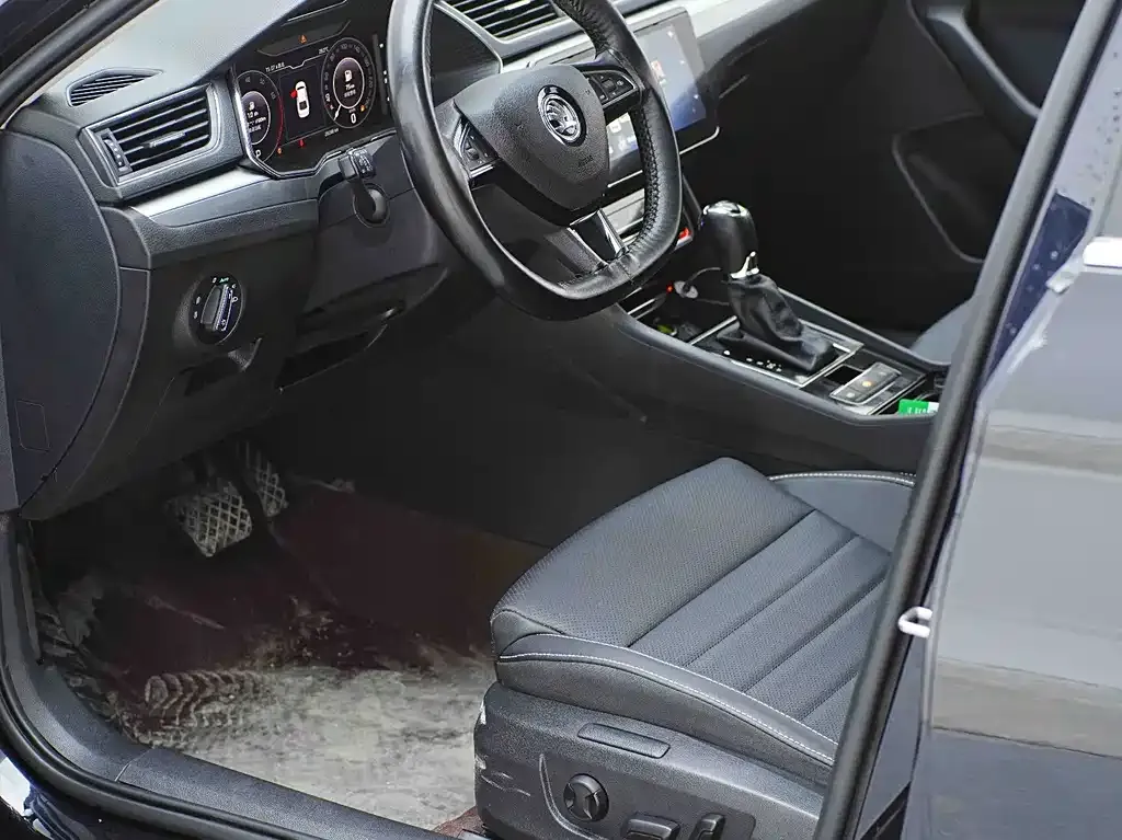 Skoda Superb — фото 7