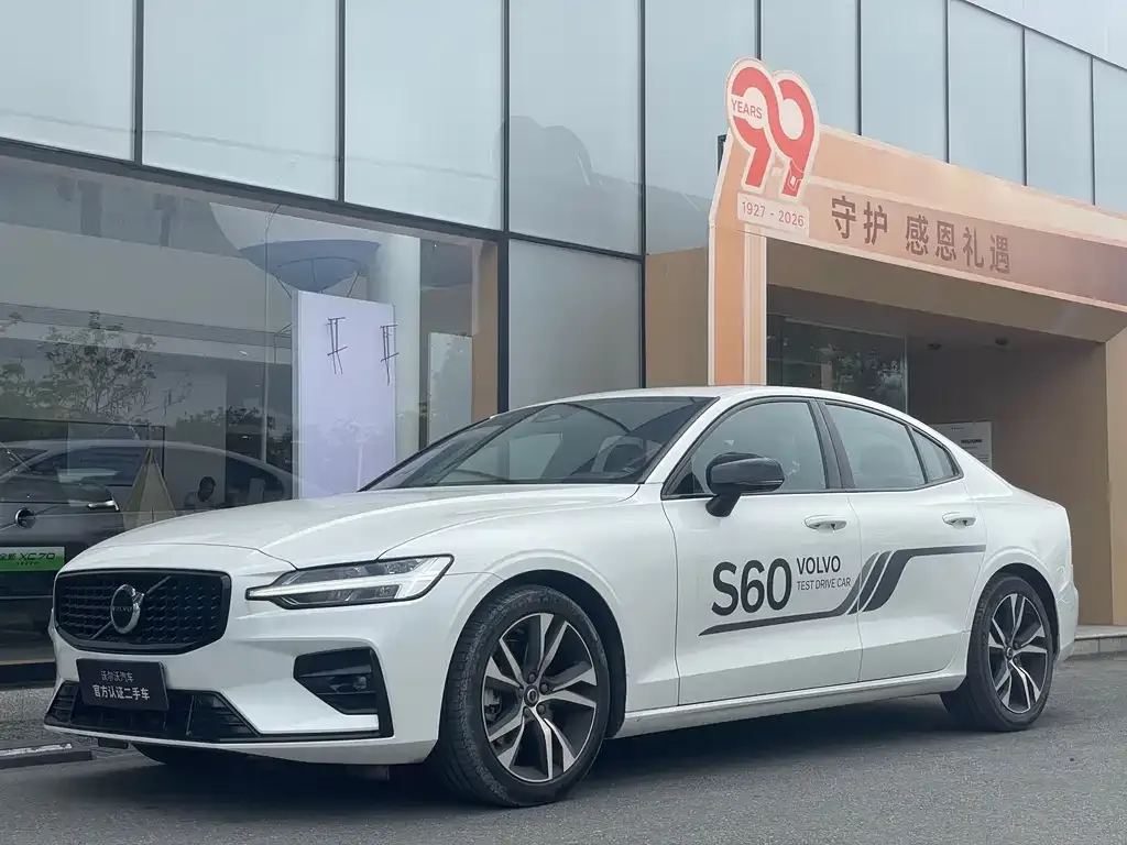Volvo S60 — фото 1