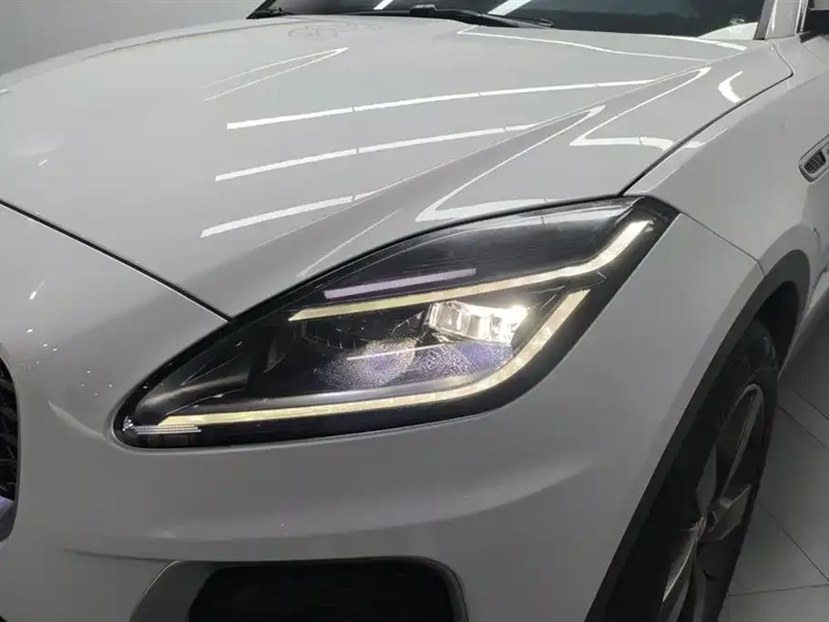 Jaguar E-PACE — фото 8