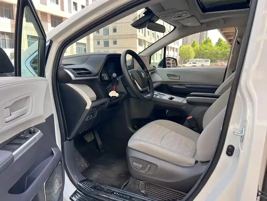 Toyota Sienna — фото 6