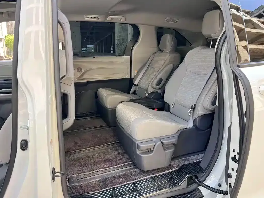 Toyota Sienna — фото 4