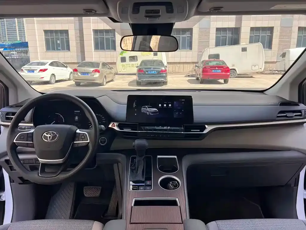 Toyota Sienna — фото 9