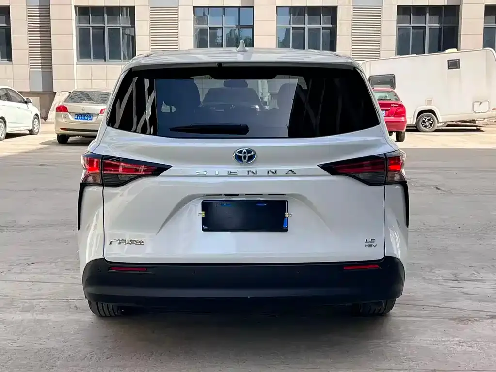 Toyota Sienna — фото 3