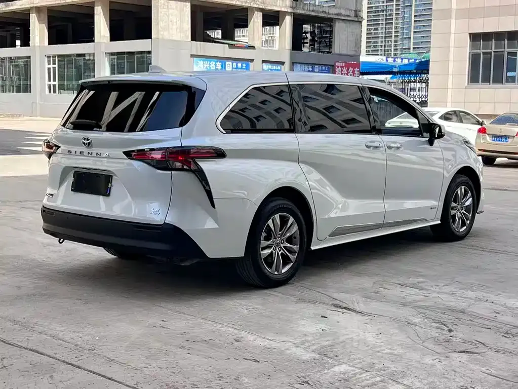 Toyota Sienna — фото 7