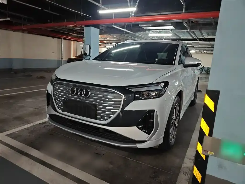 Audi Q4 e-tron — фото 1