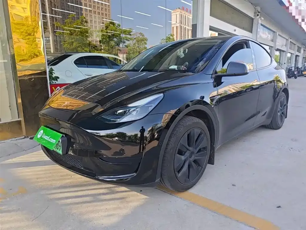 Tesla Model Y — фото 1