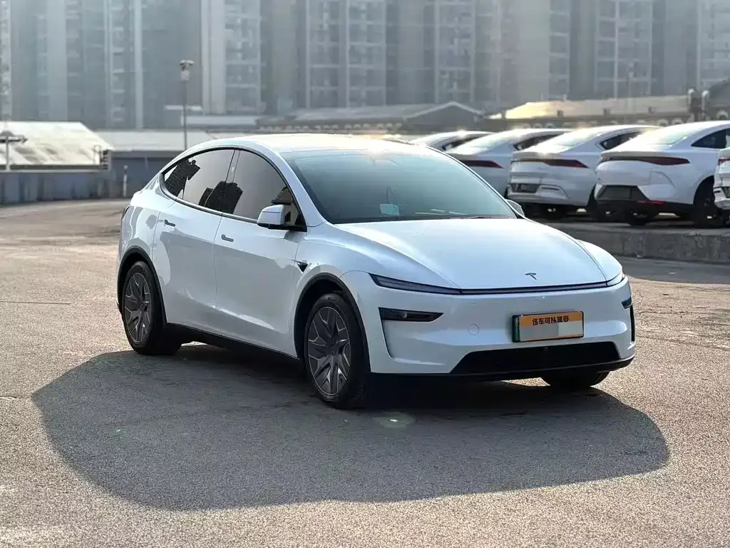 Tesla Model Y L — фото 7