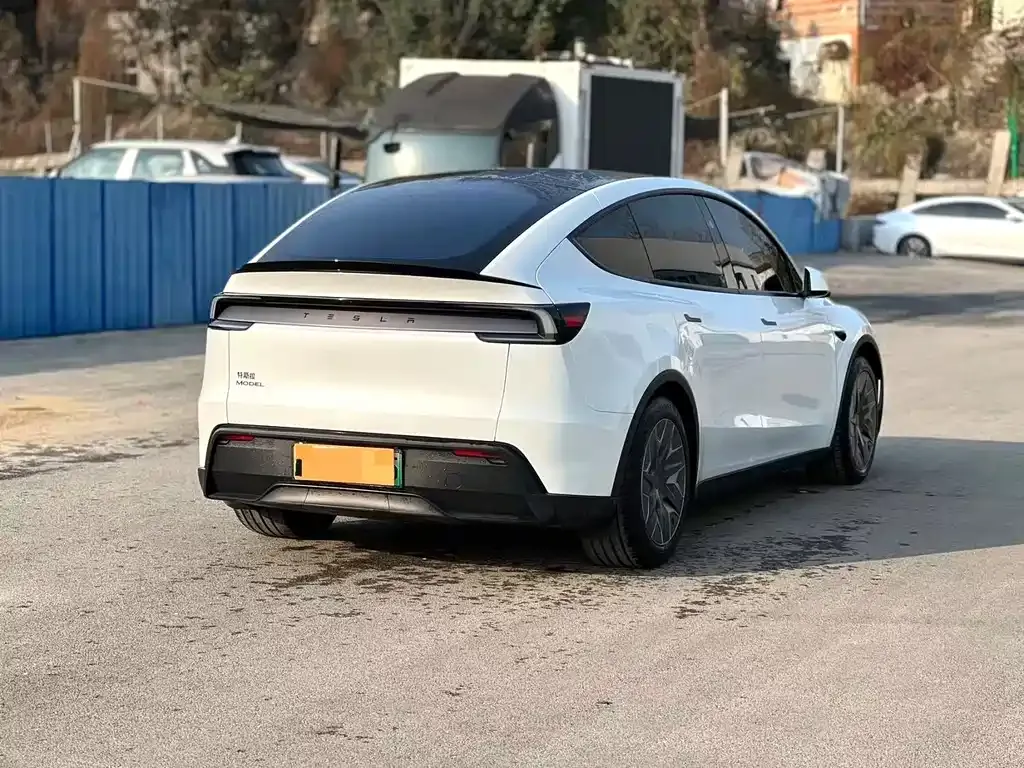 Tesla Model Y L — фото 6